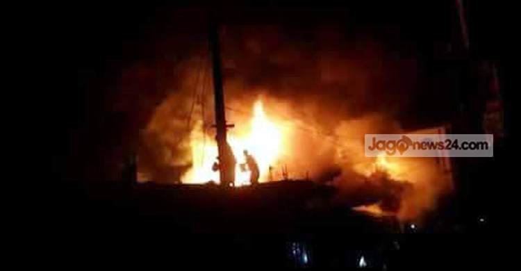 কক্সবাজারের ঈদগাঁও বাজারে আগুন