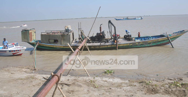 পদ্মায় অবৈধভাবে বালু উত্তোলন