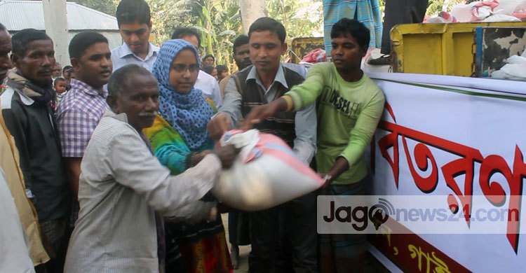 অবশেষে ত্রাণ নিলেন সাঁওতালরা