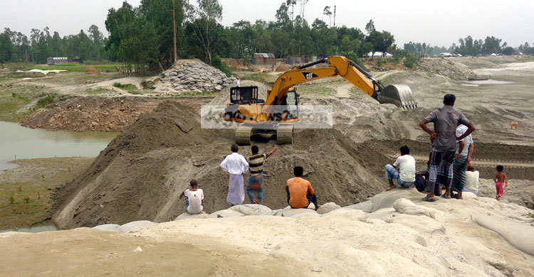 ফুলছড়িতে বালু দিয়ে তৈরি হচ্ছে বন্যা নিয়ন্ত্রণ বাঁধ