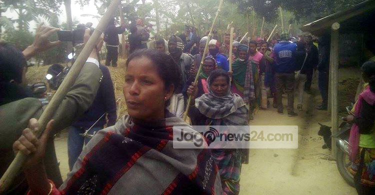 তীর-ধনুক-লাঠি নিয়ে সাঁওতালদের বিক্ষোভ