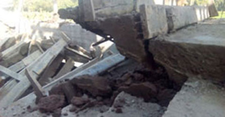 সিমেন্ট ছাড়া ঢালাই, ধসে পড়লো স্কুলের সিঁড়ি