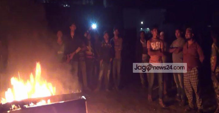 এসএসসির প্রবেশপত্র না পাওয়ায় শিক্ষার্থীদের বিক্ষোভ: বেঞ্চে আগুন