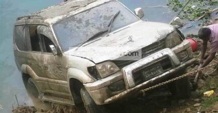 শীতলক্ষ্যা থেকে প্রাডো গাড়ি উদ্ধার