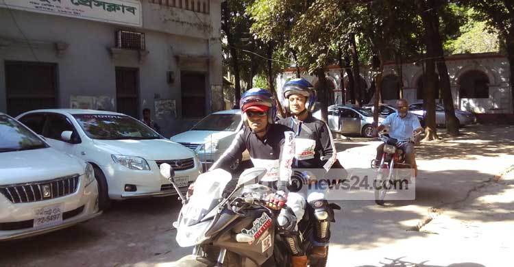 মোটরসাইকেলে দম্পতির দেশ ভ্রমণ