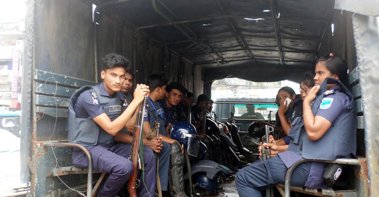 টঙ্গীর ১৫ ওয়ার্ডে পুলিশের ‘সাঁড়াশি’ অভিযান