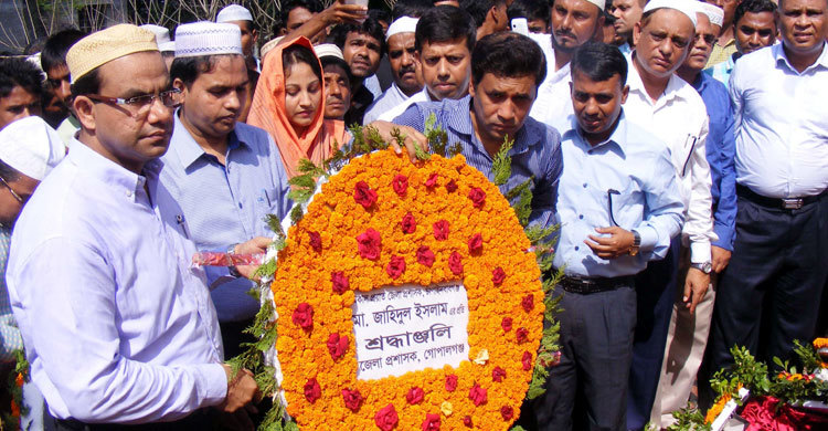 গোপালগঞ্জে জেলা প্রশাসক জাহিদুল ইসলামের দাফন সম্পন্ন