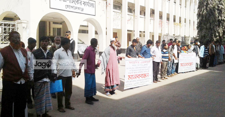 মধুমতি থেকে অবৈধভাবে বালু উত্তোলনের প্রতিবাদ