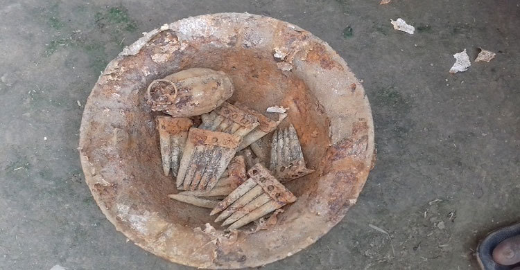 মেহেরপুরে পাকিস্তান আমলের গুলি-গ্রেনেড উদ্ধার