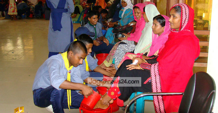 মায়েদের পা ধুয়ে দিয়ে ‘মা’ দিবস উদযাপন 
