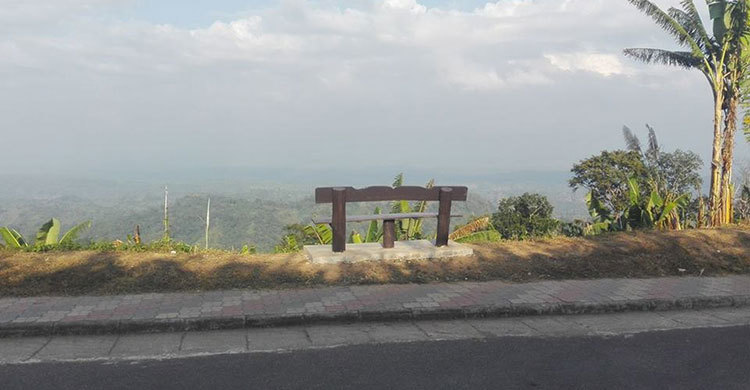 পাহাড়ের সজীবতায় বাড়ছে মানুষের ভিড়