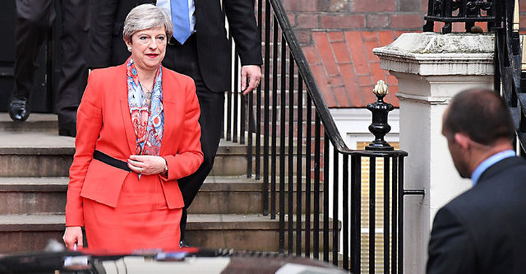 UK election: Hung Parliament as May fails to gain majority