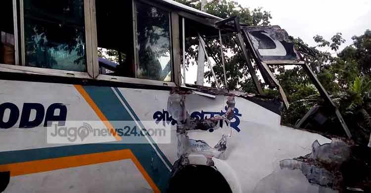 দুর্ঘটনার কবলে ইবির বাস, আহত ২৫