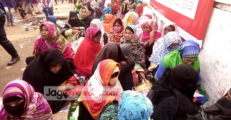 আখেরি মোনাজাতে অংশ নিতে ময়দান এলাকায় নারীরা
