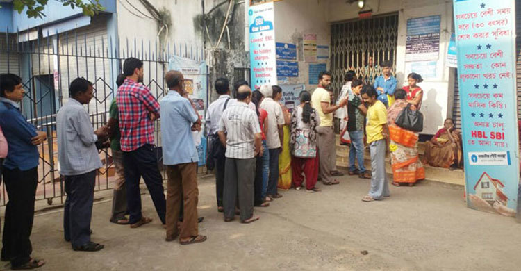 ৫০০ ও হাজার টাকার নোট বাতিলে বিড়ম্বনায় ভারতীয়রা