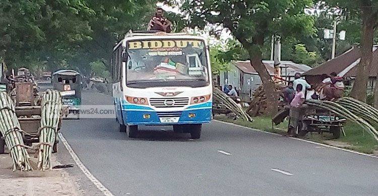 মহাসড়কে বাঁশের হাট : ঘটছে দুর্ঘটনা