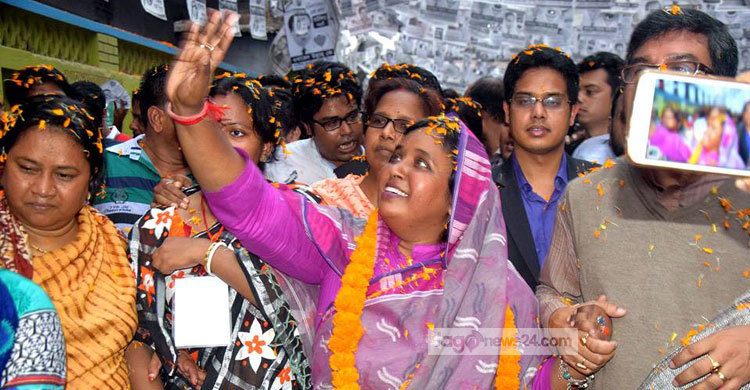 ফুলেল ভালোবাসায় সিক্ত আইভী