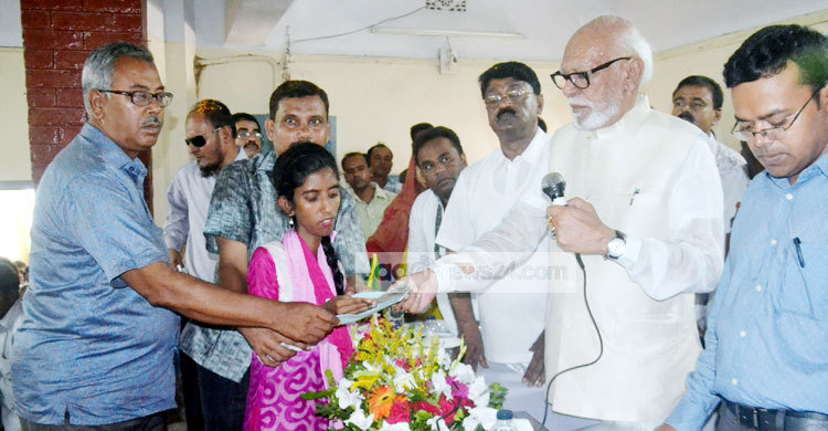 ‘যোগ্যদের ভাতা পাওয়া নিশ্চিত করুন’
