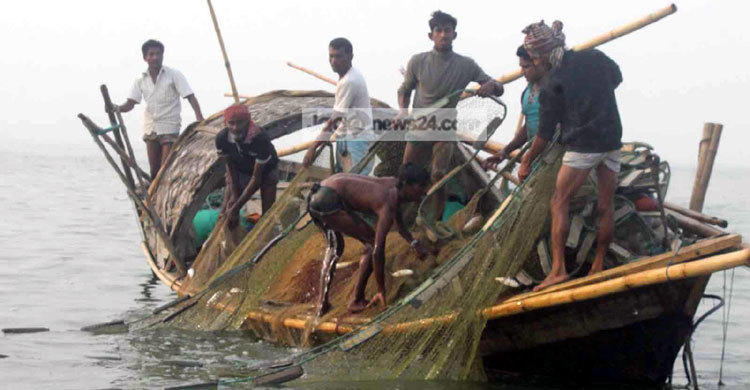 ২৮ জেলেসহ জাটকাবোঝাই ৩টি ট্রলার আটক