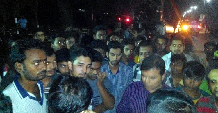 বিজিবির অসৌজন্যমূলক আচরণ : জাবি শিক্ষার্থীদের সড়ক অবরোধ