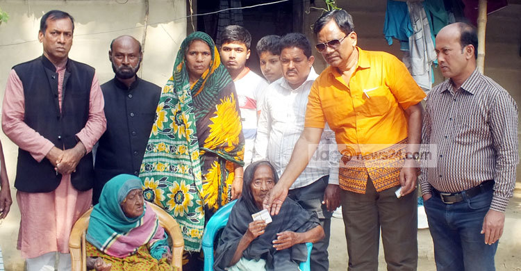 পাঠকের সহযোগিতার অর্থ হাতে পেলেন সেই দুই বৃদ্ধা