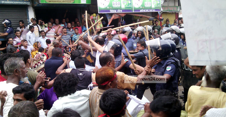 যশোরে অবস্থান কর্মসূচিতে পুলিশের লাঠিচার্জ