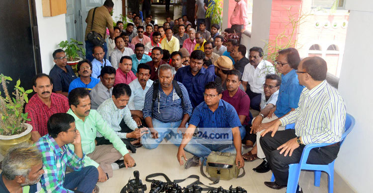 যশোরে স্বরাষ্ট্রমন্ত্রীর কর্মসূচি বয়কট সাংবাদিকদের