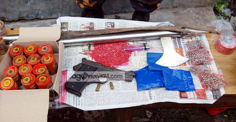 ছাত্রাবাসে ছাত্র নেই, মিললো বোমা-অস্ত্র-গুলি