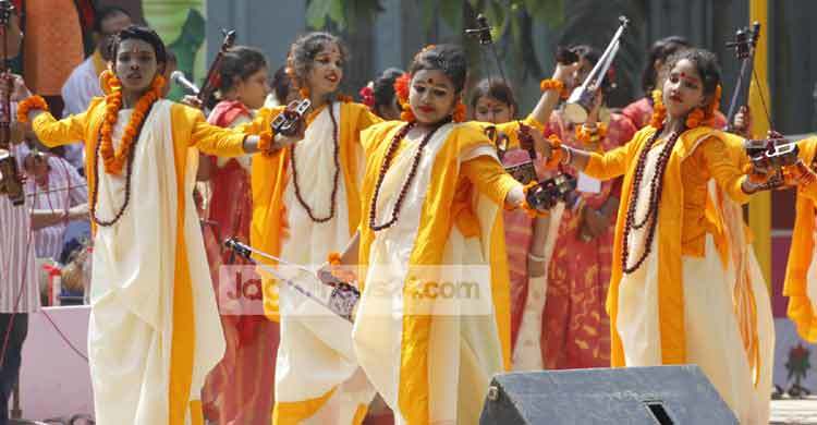 নতুন আশা নিয়ে যশোরে নববর্ষ বরণ