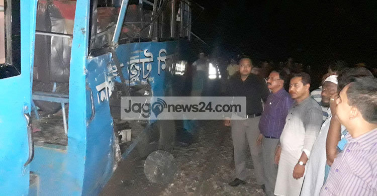 বাস-ট্রেন সংঘর্ষের ঘটনায় গেটম্যান বরখাস্ত, মামলা