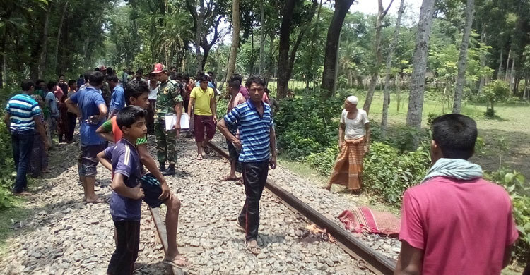 কানে মোবাইল ফোন অতঃপর ট্রেনে কাটা পড়ে...