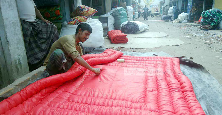 শীতের আগমনে ব্যস্ত ধুনকেরা