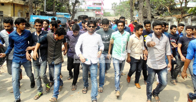 নির্বাহী প্রকৌশলীকে অবরুদ্ধ করে রাস্তা সংস্কারের দাবি