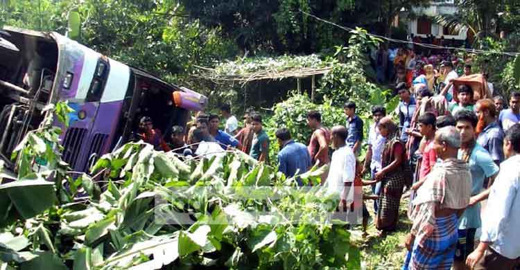 ঝিনাইদহে বাস নিয়ন্ত্রণ হারিয়ে খাদে : আহত ২৫