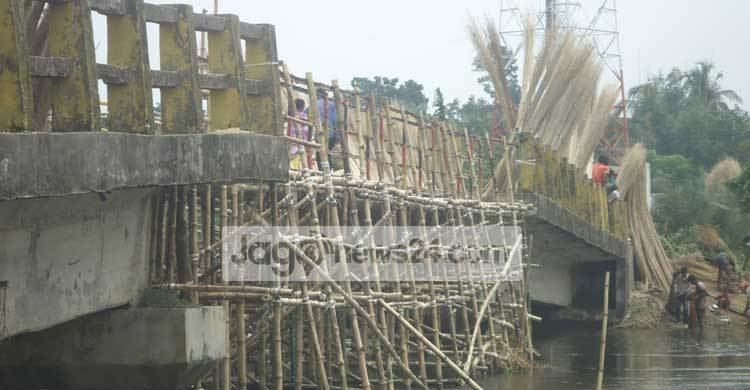 ভাঙা সেতুর ওপর বাঁশের সাঁকো