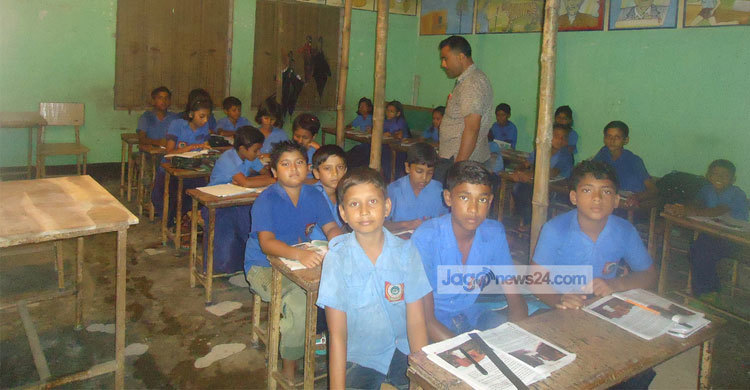 শিশুদের জীবন হাতে নিয়ে চলছে ক্লাস