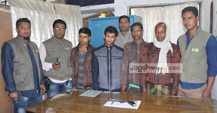 ঝিনাইদহে অস্ত্র-গুলিসহ গ্রেফতার ৪