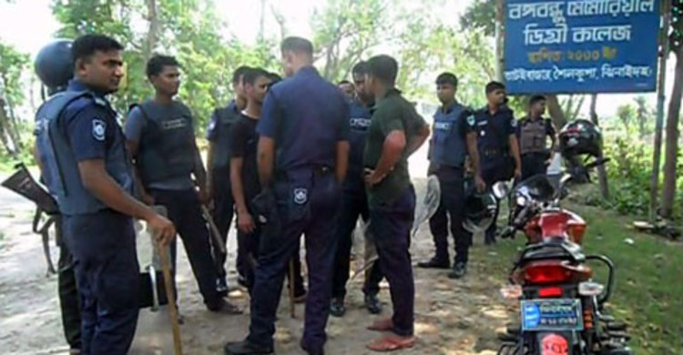 শৈলকুপায় কলেজ সরকারীকরণের দাবিতে মহাসড়ক অবরোধ