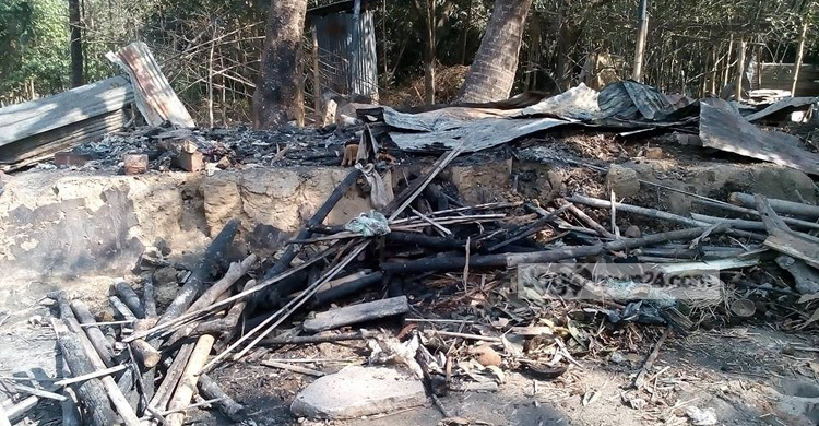 শৈলকুপায় রান্নাঘরের আগুনে পুড়লো সবকিছু