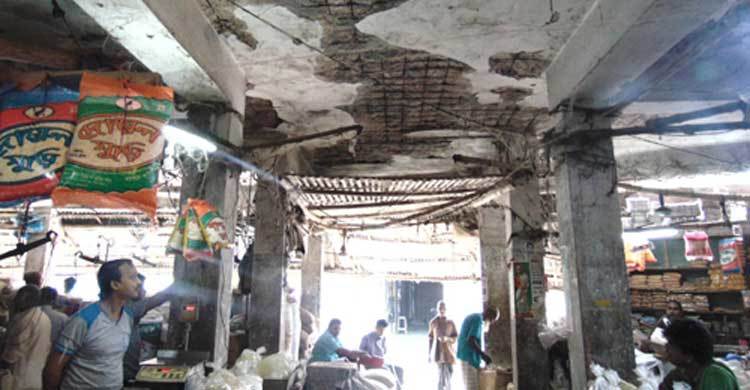 পরিত্যক্ত ভবনে জীবনের ঝুঁকি নিয়ে ব্যবসা