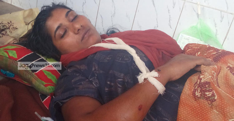 শ্লীলতাহানিতে ব্যর্থ হয়ে গৃহবধূকে কুপিয়ে জখম