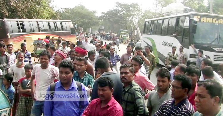 চালকের সাজার প্রতিবাদে ঝিনাইদহে সড়ক অবরোধ