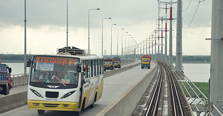 বঙ্গবন্ধু সেতুতে বাসে আগুন