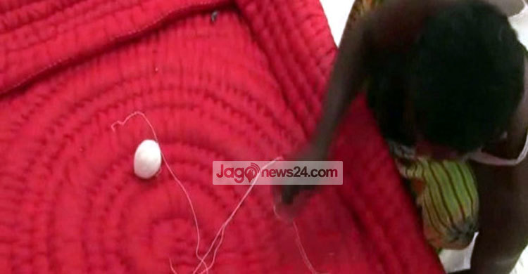 জয়পুরহাটে লেপ-তোষক তৈরিতে ব্যস্ত কারিগররা