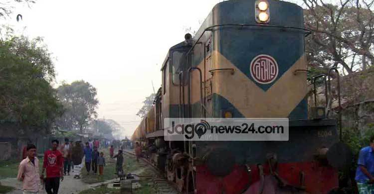 জয়পুরহাটে অল্পের জন্য রক্ষা পেল মুখোমুখি ট্রেন দুর্ঘটনা