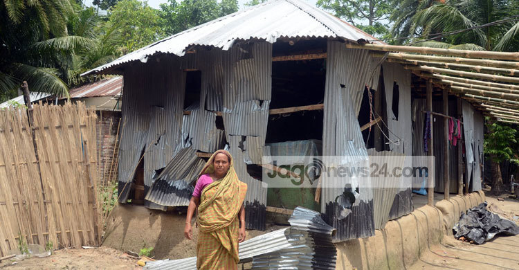 মসজিদের মাইকে ঘোষণা দিয়ে প্রতিপক্ষের বাড়িতে হামলা-লুট