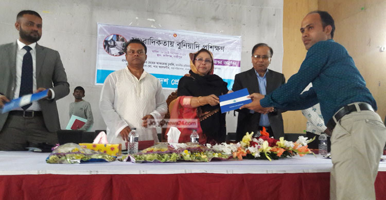 ‘সাংবাদিকদের অসহায় মানুষের পাশে দাঁড়াতে হবে’