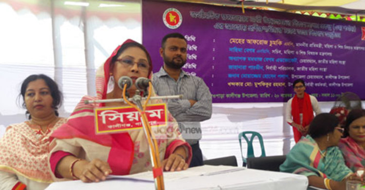 দারিদ্র্য বিমোচনে নারীদের বেশি গুরুত্ব দিচ্ছে সরকার