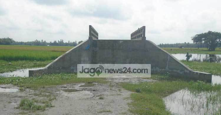 মাঠের মাঝে সেতু