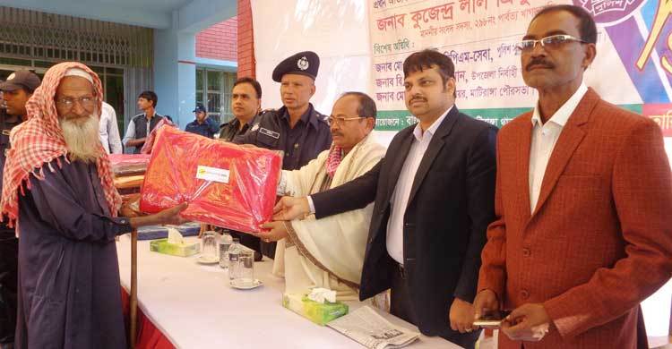 পাহাড়ে শীতার্ত মানুষের পাশে দাঁড়ালো পুলিশ